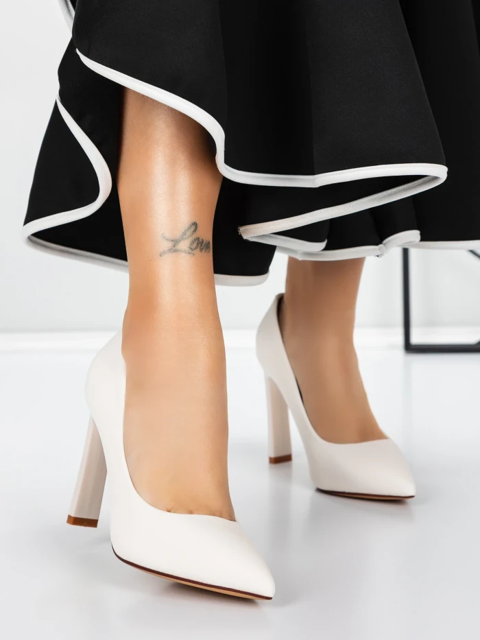 Обувки с дебел ток 3DC36 Бежово » MeiMall.bg