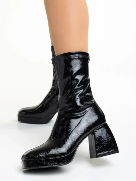 Дамски боти  черни  от лачена еко кожа  с ток  Leora