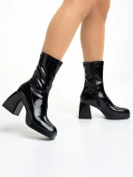 Дамски боти  черни  от лачена еко кожа  с ток  Leora