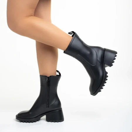 Дамски чизми  черни от синтетичен материал  Sumeya