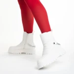 Дамски чизми  Resca бели