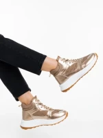 Дамски спортни обувки златисти от текстилен и синтетичен материал Varava