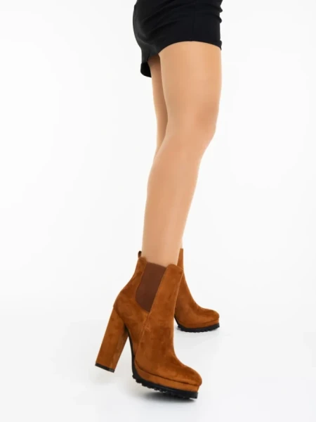 Дамски боти с ток кафяви от текстилен материал Themara