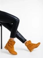 Дамски боти камел от текстилен материал Zoryana