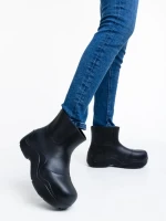 Дамски чизми черни от каучук Apolena