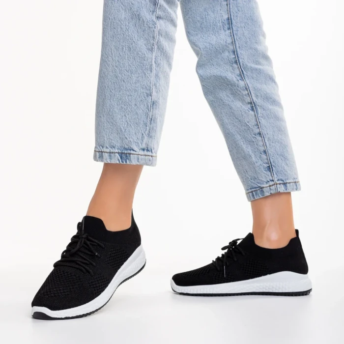 Дамски спортни обувки  черни с бялоот текстилен материал  Eryla