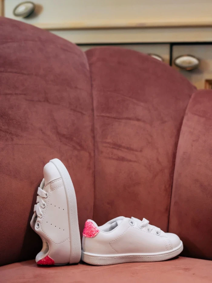 Детски спортни обувки  бели с цикламено  от еко кожа  Omar