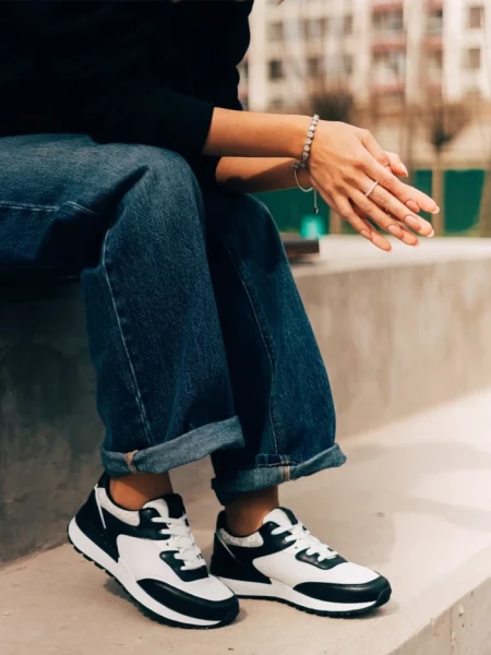 Дамски спортни обувки  черни с бяло  от еко кожа  и текстилен материал  Joandra