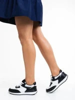 Дамски спортни обувки  черни с бяло  от еко кожа  и текстилен материал  Joandra