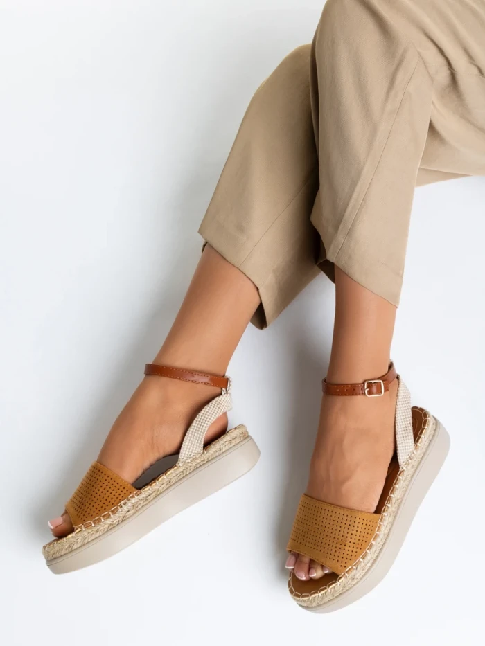 Дамски сандали камел  от еко кожа и текстилен материал Lainie