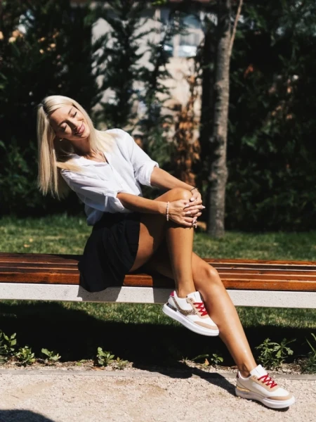 Дамски спортни обувки бели с златисто от еко кожа Samya