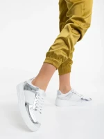 Дамски спортни обувки бели със сребристо от екологична кожа Rumeysa