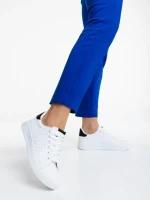 Дамски спортни обувки бели с черно от екологична кожа Rasine