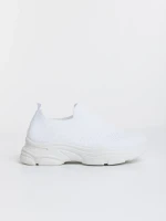 Дамски спортни обувки бели от текстилен материал Sakura