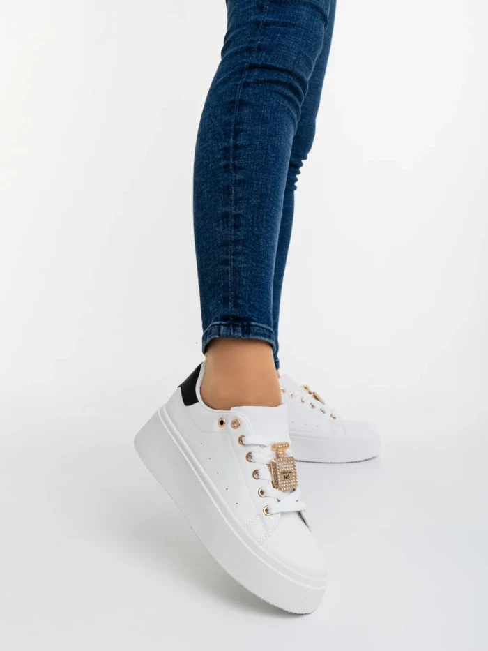 Дамски спортни обувки черни от екологична кожа Amazera