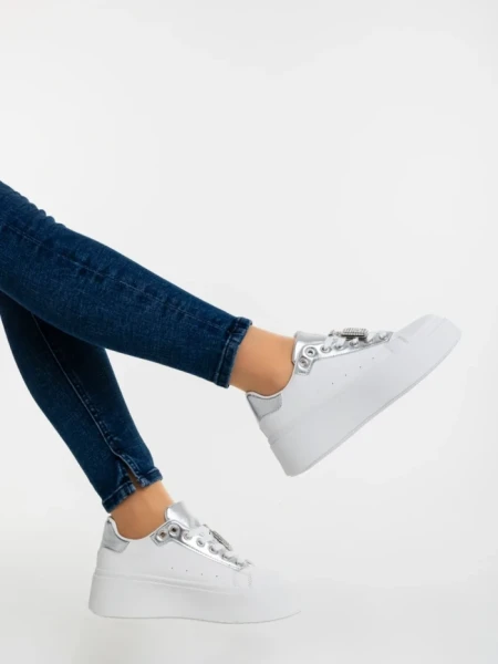 Дамски спортни обувки сребристи от екологична кожа Amazera