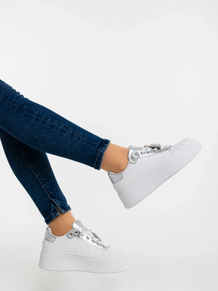 Дамски спортни обувки сребристи от екологична кожа Amazera