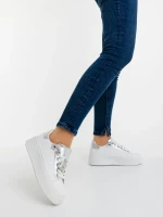 Дамски спортни обувки сребристи от екологична кожа Amazera