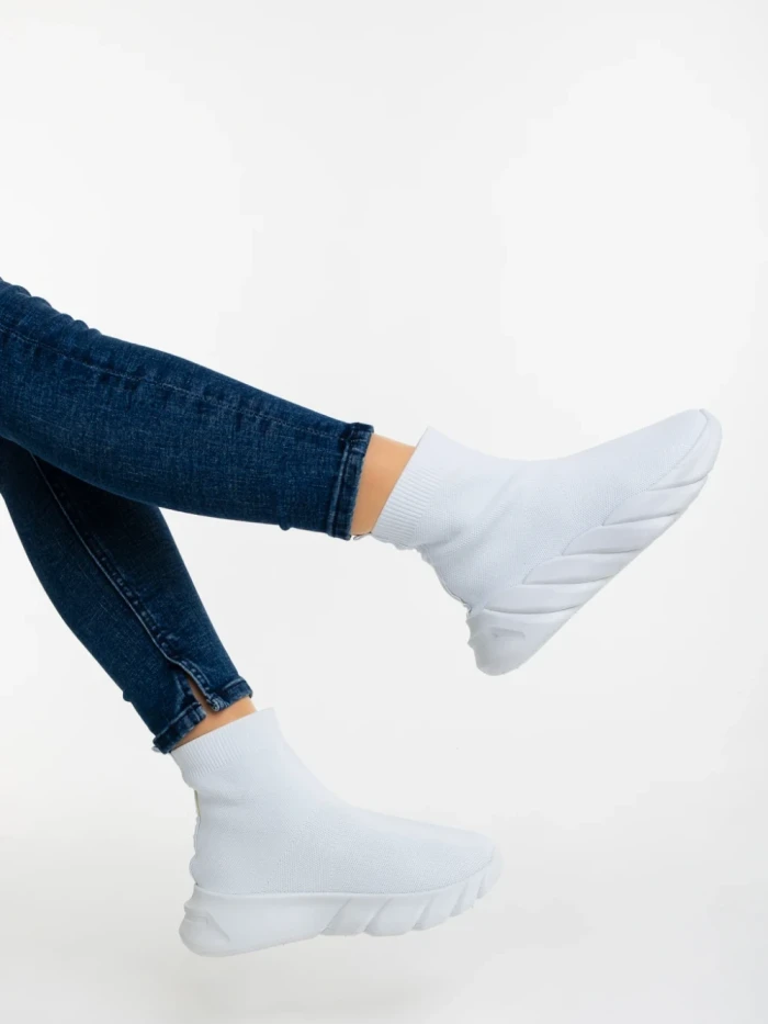 Дамски спортни обувки бели от текстилен материал Razara