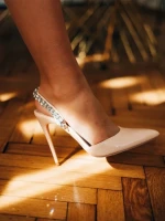 Дамски обувки с ток бежови от екологична лачена кожа Coralina