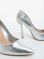 Дамски обувки с ток сребристи от екологична лачена кожа Frodina