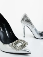 Дамски обувки с ток сребристи от екологична лачена кожа Lusera