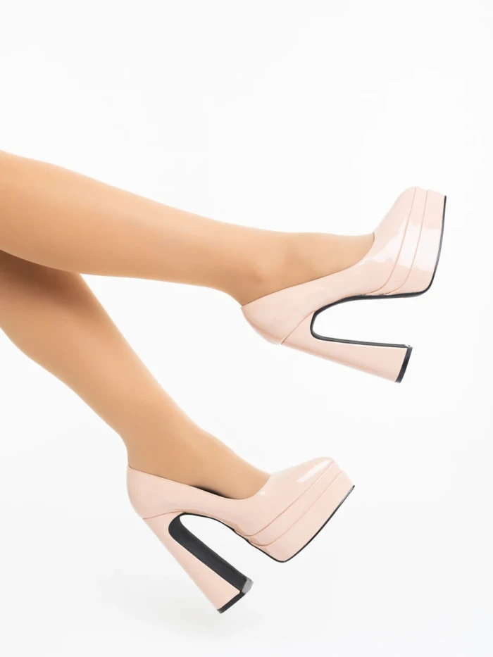 Дамски обувки с ток бежови от екологична лачена кожа Dazani