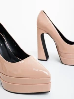 Дамски обувки с ток бежови от екологична лачена кожа Dazani