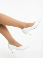 Дамски обувки с ток бели от екологична лачена кожа Caravela