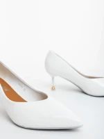Дамски обувки с ток бели от екологична лачена кожа Caravela