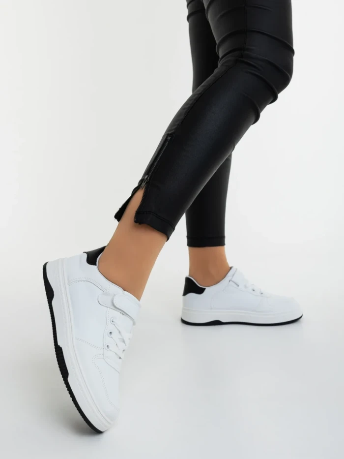 Дамкси спортни обувки бели с черно от екологична кожа Klarisa