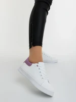 Дамски спортни обувки бели с лилаво от екологична кожа Everia