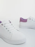 Дамски спортни обувки бели с лилаво от екологична кожа Everia
