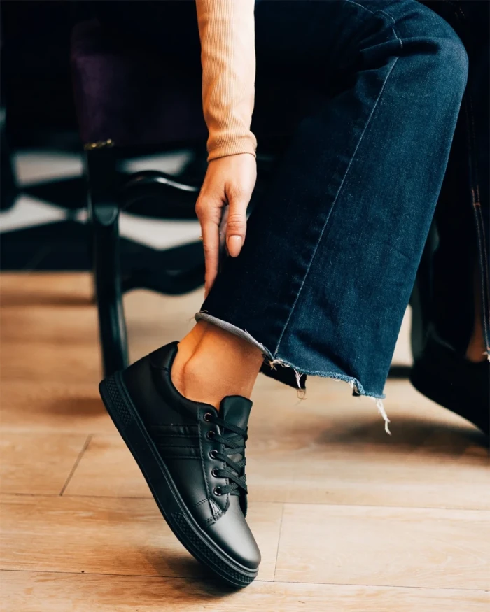 Дамски спортни обувки черни от екологична кожа Mivara