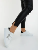 Дамски спортни обувки бели с черно от еколгична кожа Mikana