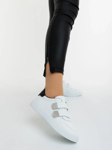 Дамски спортни обувки бели с черно от еколгична кожа Mikana