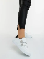 Дамски спортни обувки бели с черно от еколгична кожа Mikana