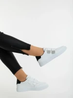 Дамски спортни обувки бели с черно от еколгична кожа Mikana