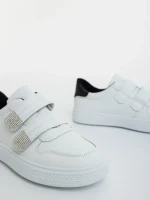 Дамски спортни обувки бели с черно от еколгична кожа Mikana