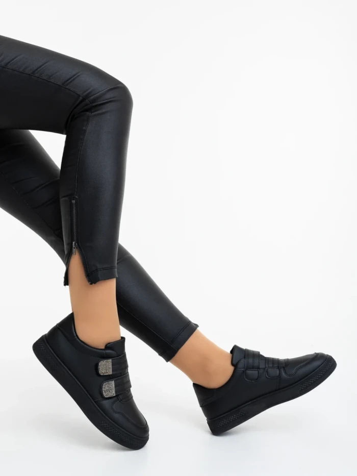 Дамски спортни обувки черни от екологична кожа Mikana