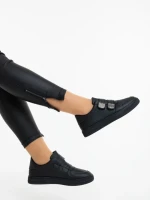 Дамски спортни обувки черни от екологична кожа Mikana