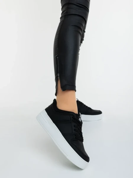 Дамски спортни обувки черно-бели от еколгична кожа Sikara