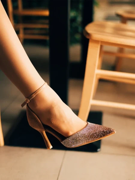 Дамски обувки с ток камел от текстилен материал Sozara