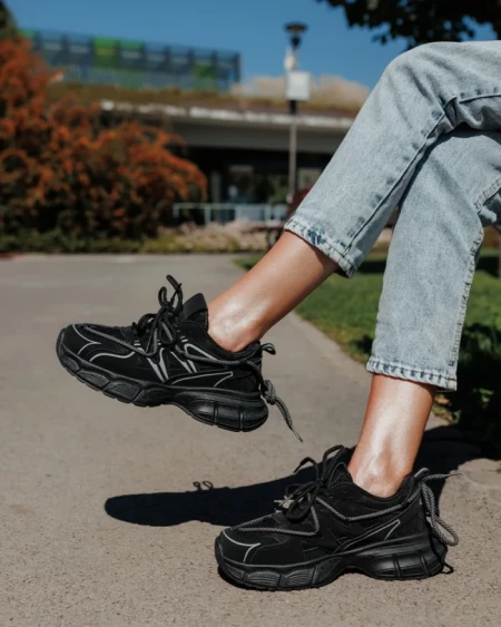 Дамски спортни обувки черни от екологична кожа и текстилен материал Lotiva