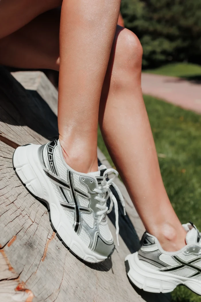 Дамски спортни обувки бели със сребристо от екологична кожа и текстилен материал Elle