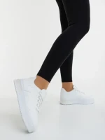 Дамски спортни обувки бели от екологична кожа и текстилен материал Sindria