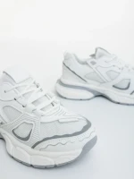 Дамски спортни обувки бели със сиво от екологична кожа и текстилен материал Revana