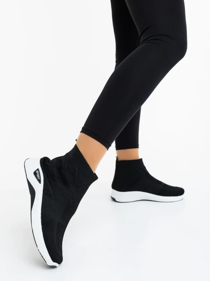 Дамски спортни обувки черни с бяло от текстилен материал Astera