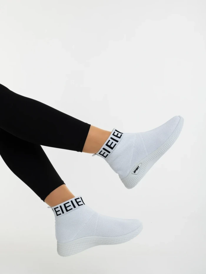 Дамски спортни обувки бели от текстилен материал Irenia