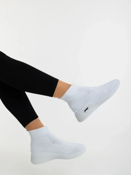 Дамски спортни обувки бели от текстилен материал Siara